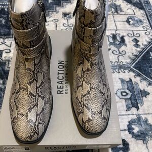 Kenneth Cole women’s boots brand new inbox size 8